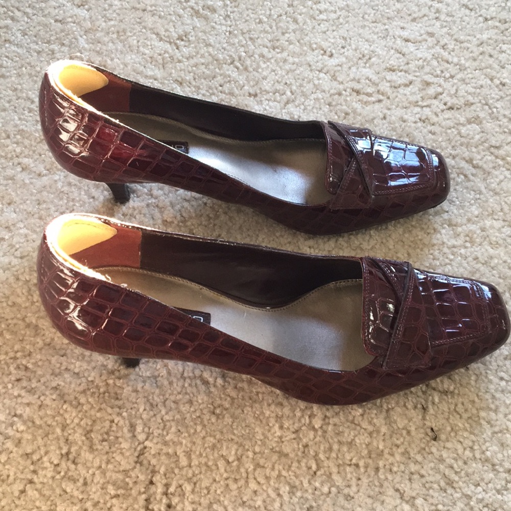 Maroon color, snake skin texture pumps